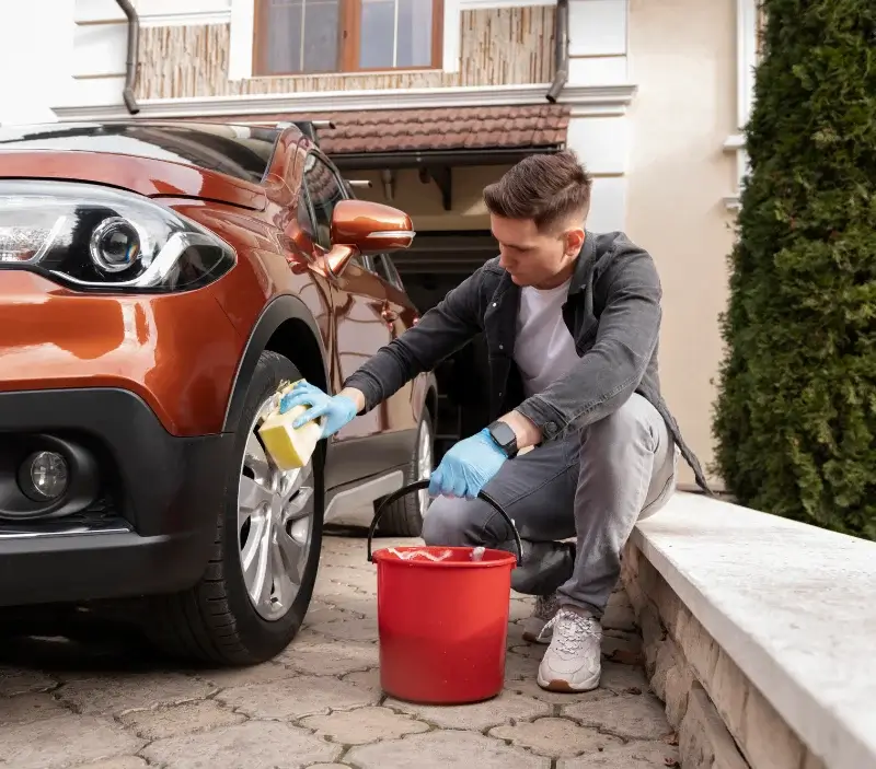 Lavage auto à domicile La Neuville-du-Bosc : professionnel intervenant sur un véhicule